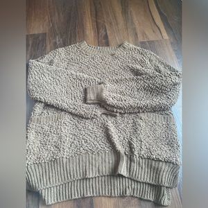 Brown boutique sweater with front pockets